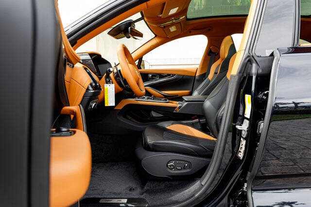 2025 Aston Martin DBX 707