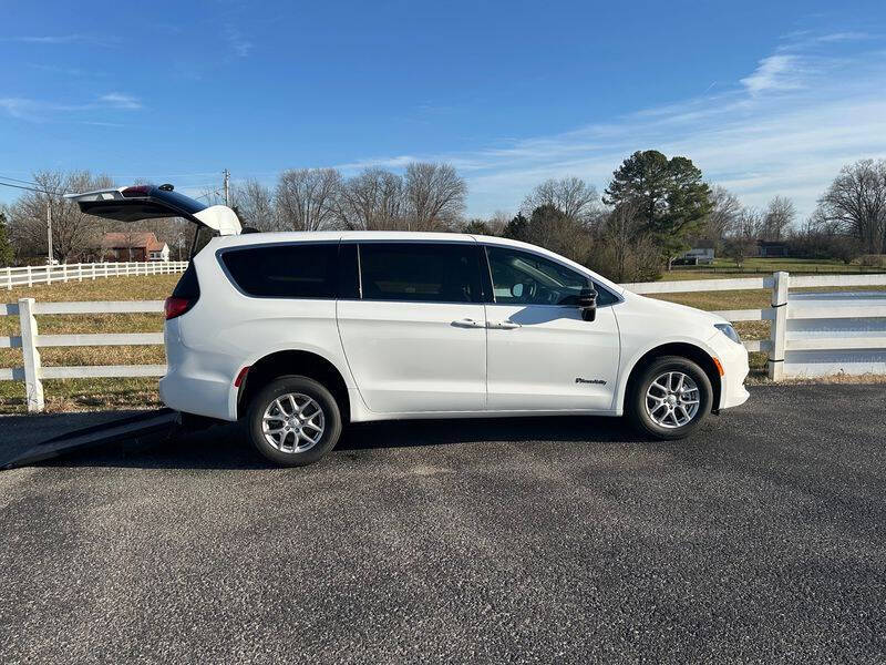 2025 Chrysler Voyager LX