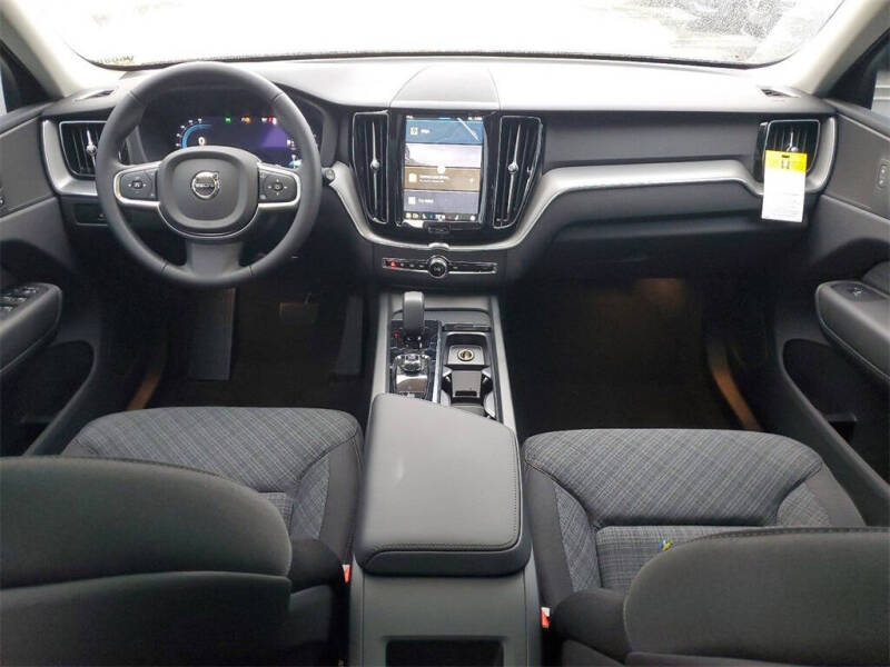 2025 Volvo XC60 B5 Core Dark Theme