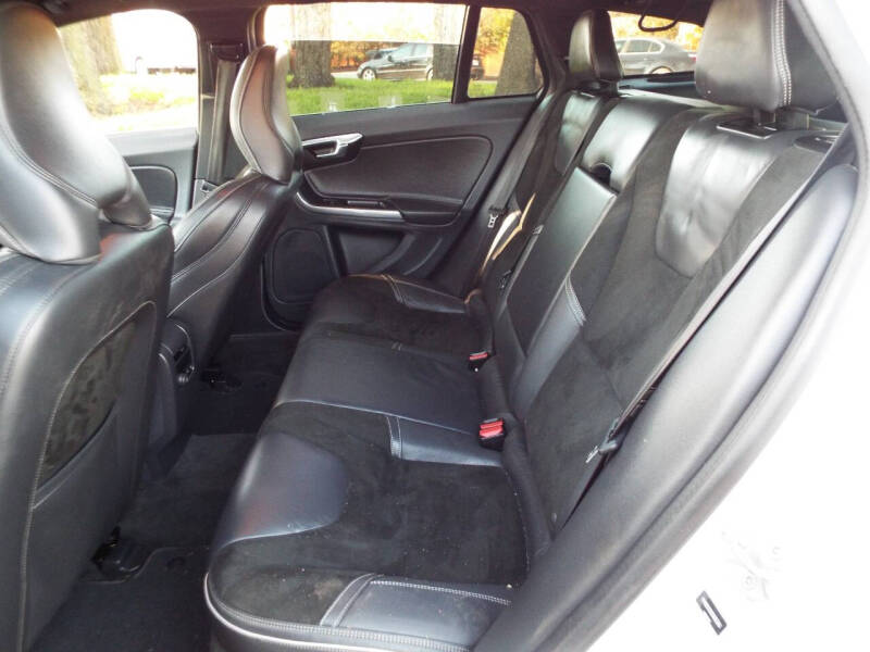 2016 Volvo V60 T6 R-Design Platinum