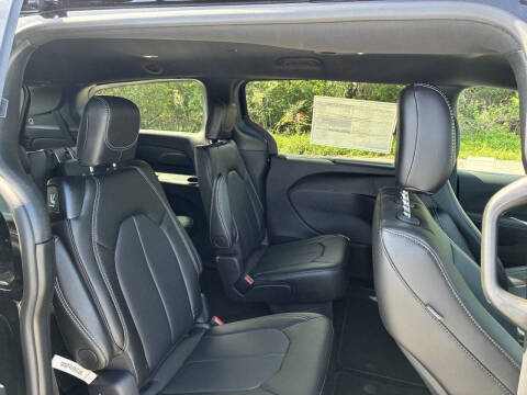 2027 Chrysler Pacifica Select