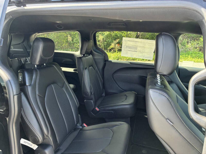 2027 Chrysler Pacifica Select