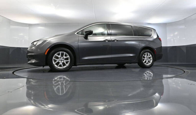 2022 Chrysler Voyager LX