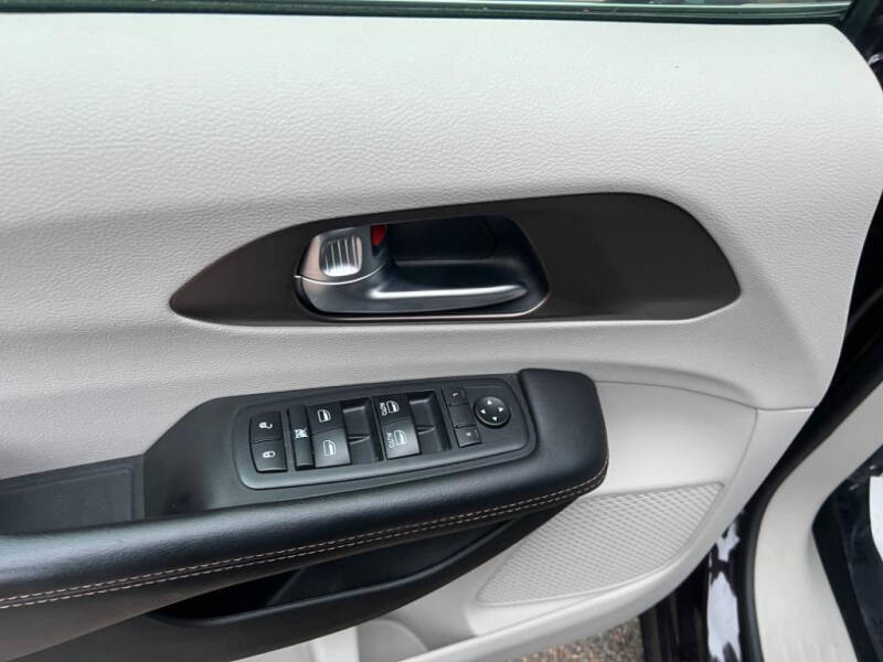 2018 Chrysler Pacifica for sale at United Global Imports LLC in Cumming GA