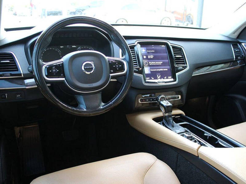 2016 Volvo XC90 T6 Momentum