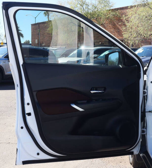 2023 Nissan Kicks SR