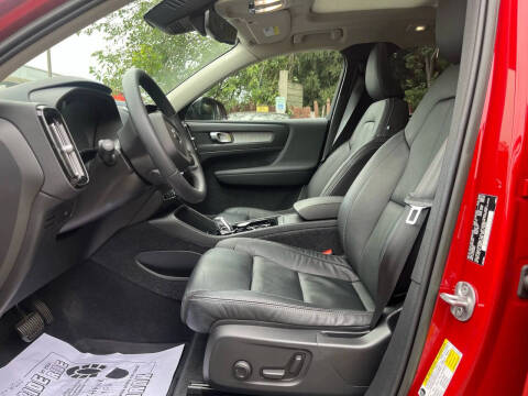 2023 Volvo XC40 B5 Plus Dark Theme