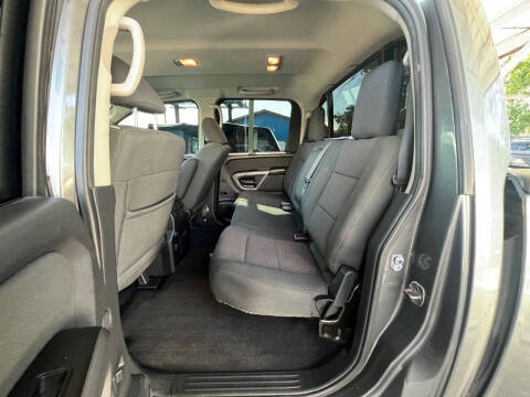 2015 Nissan Titan SV