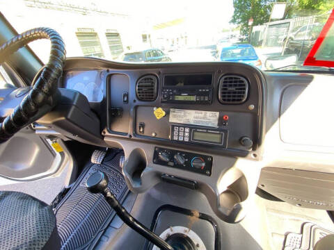 2005 Freightliner M2 106