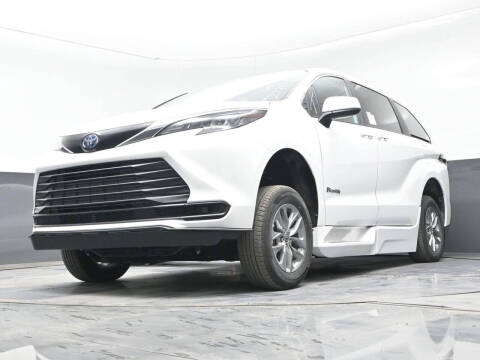 2025 Toyota Sienna LE 8-Passenger