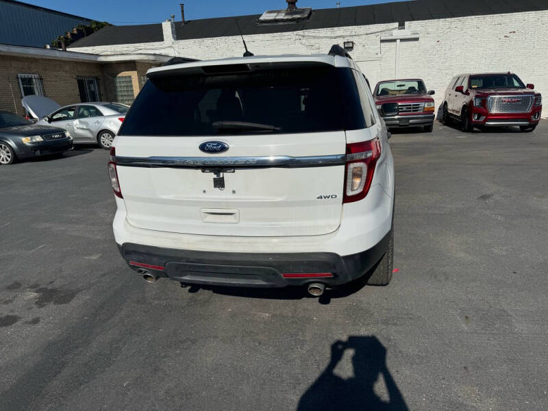 2013 Ford Explorer Base photo 17