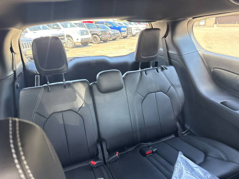 2027 Chrysler Pacifica Select
