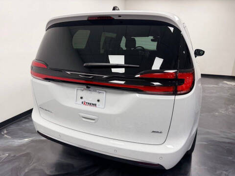 2027 Chrysler Pacifica Select