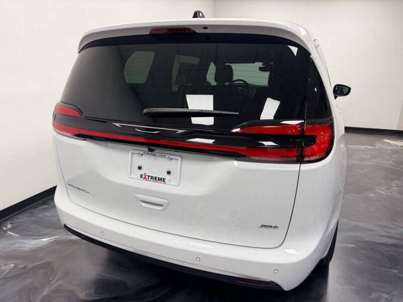 2027 Chrysler Pacifica Select