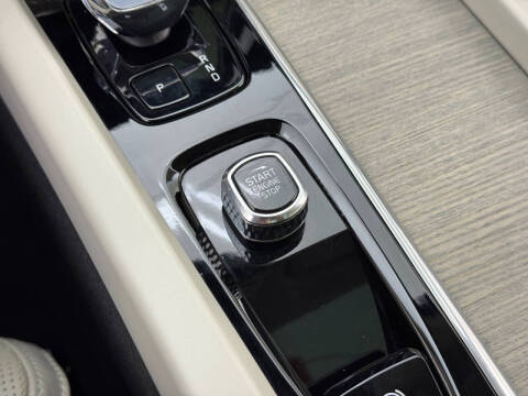 2023 Volvo XC60 B5 Ultimate Dark Theme