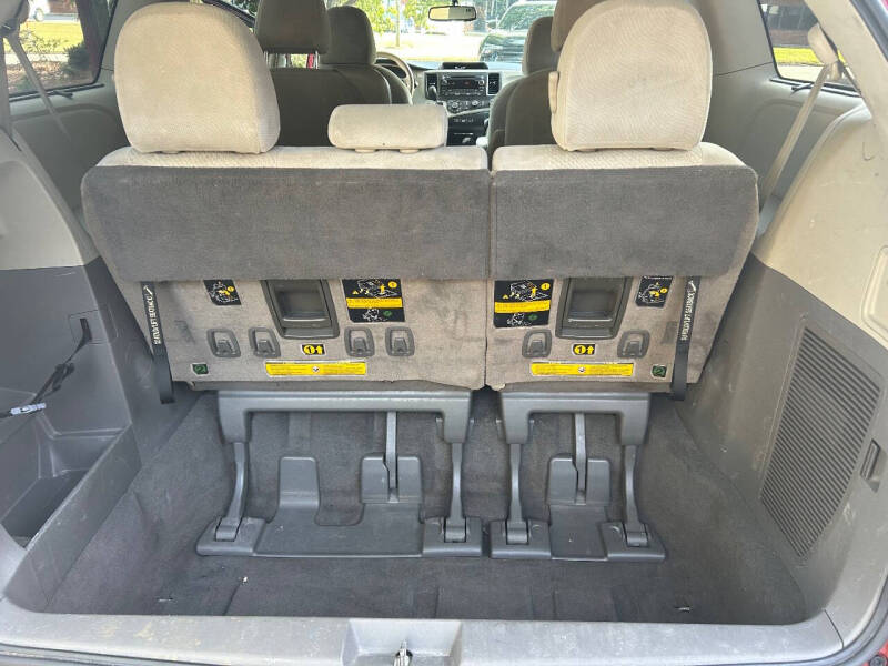 2011 Toyota Sienna LE 7-Passenger Auto Access Seat