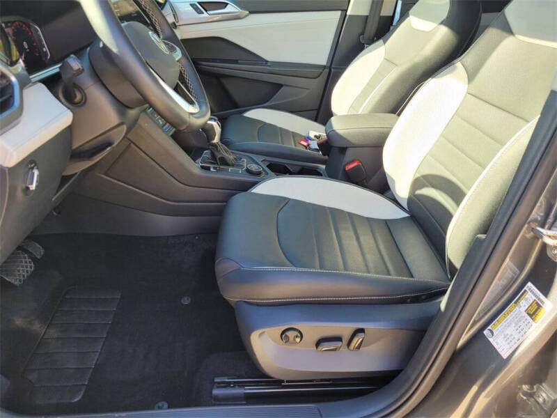 2025 Volkswagen Taos SEL 4Motion