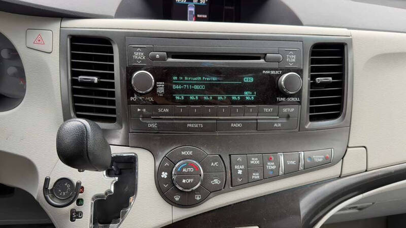 2014 Toyota Sienna LE 8-Passenger