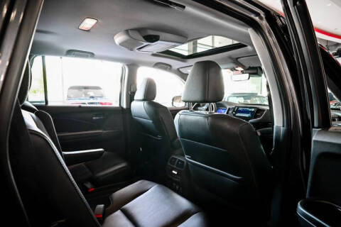 2022 Honda Pilot Touring w/Rear Captain's Chairs
