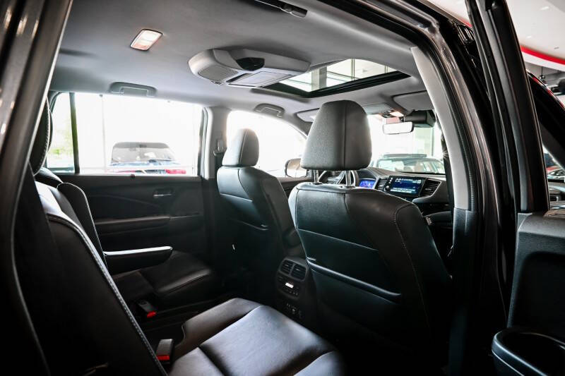 2022 Honda Pilot Touring w/Rear Captain's Chairs