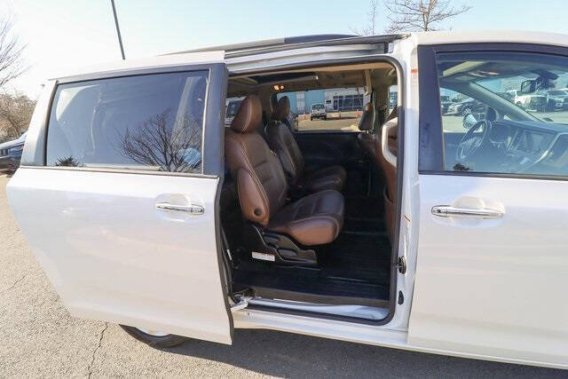 2017 Toyota Sienna Limited Premium 7-Passenger