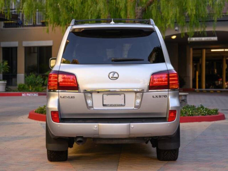 2010 Lexus LX 570's photo