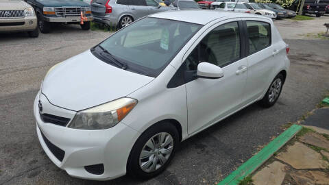 2012 Toyota Yaris 5-Door LE