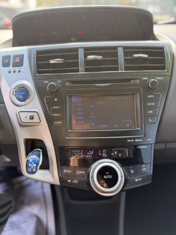 2013 Toyota Prius v Five