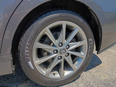 2015 Toyota Prius v Five