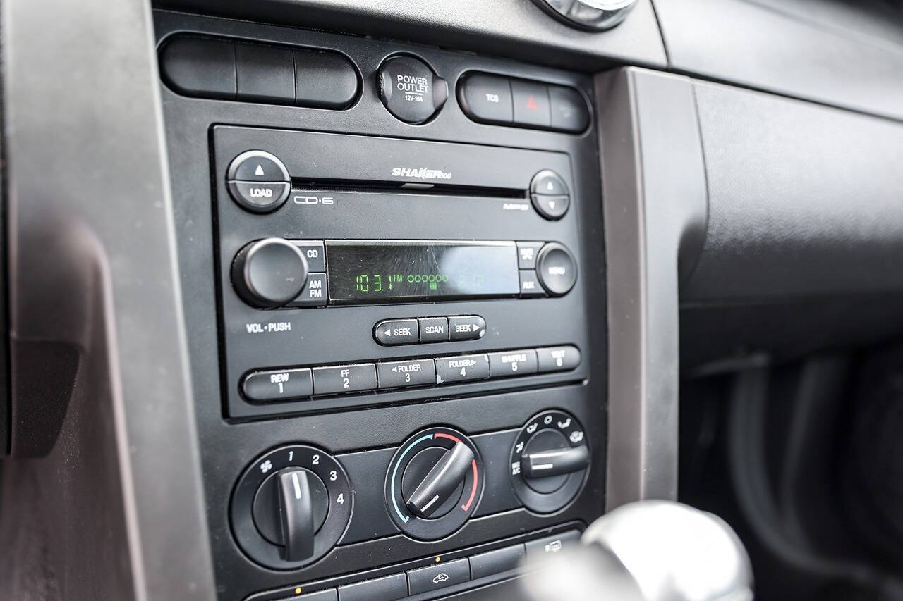 2006 Ford Mustang 36