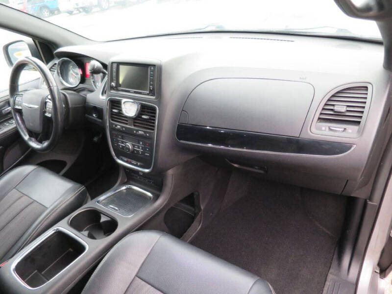 2016 Chrysler Town and Country S