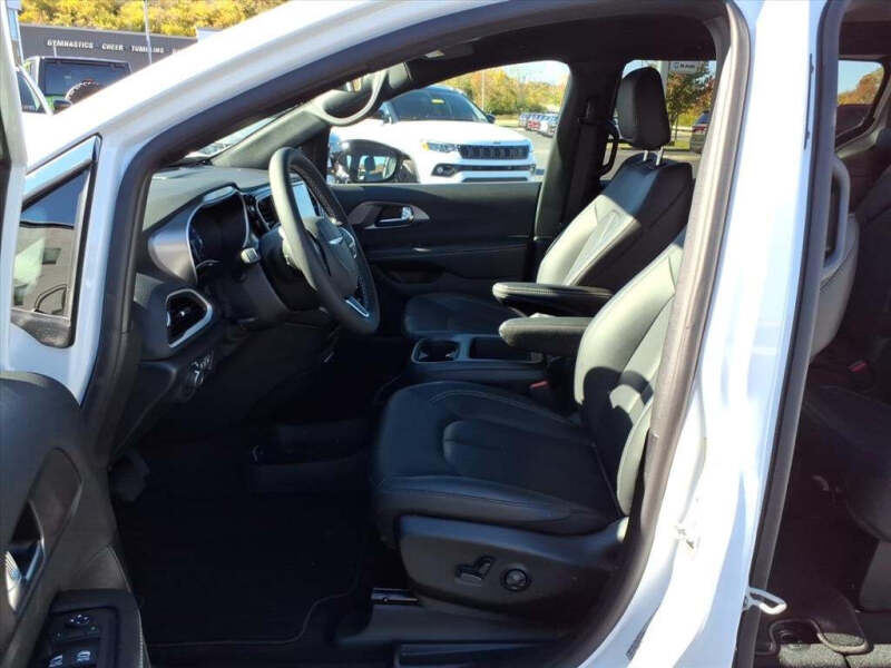 2026 Chrysler Voyager LX