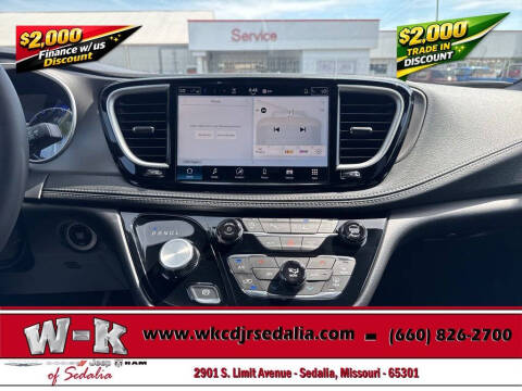 2027 Chrysler Pacifica Select