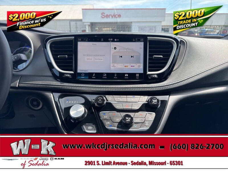 2027 Chrysler Pacifica Select