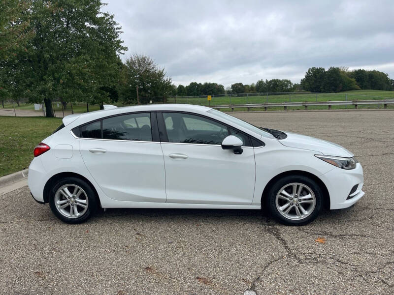 2017 Chevrolet Cruze LT photo 5