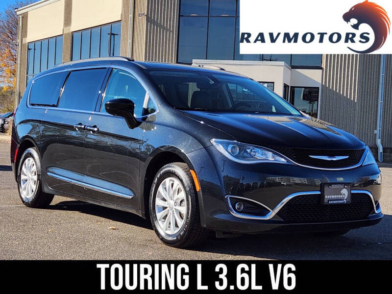 2017 Chrysler Pacifica Touring-L's photo