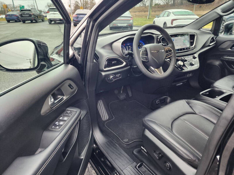 2025 Chrysler Pacifica Select