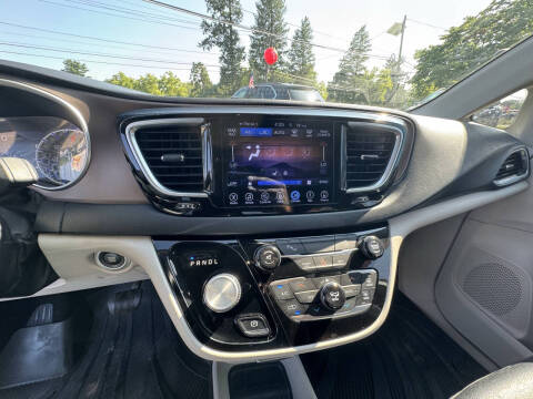 2017 Chrysler Pacifica Touring-L Plus