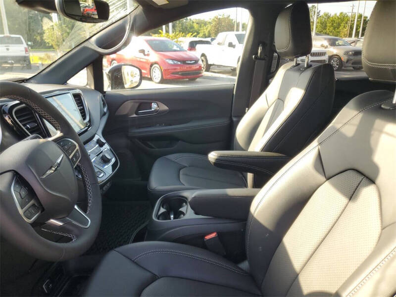 2025 Chrysler Voyager LX