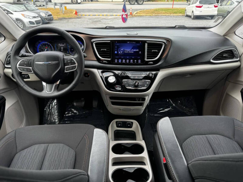 2017 Chrysler Pacifica Touring photo 9