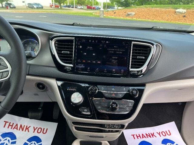 2022 Chrysler Pacifica 25