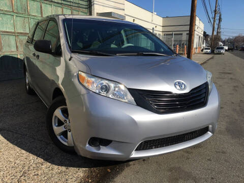2012 Toyota Sienna for sale at Illinois Auto Sales in Paterson NJ