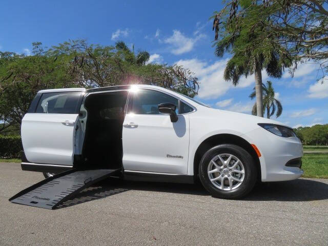 2025 Chrysler Voyager LX