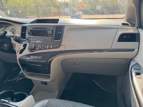 2013 Toyota Sienna SE 8-Passenger