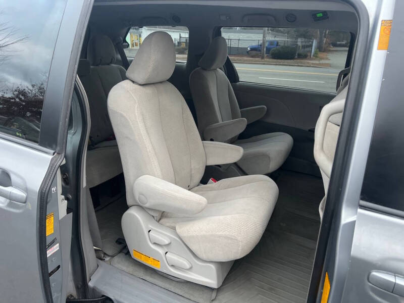 2013 Toyota Sienna LE 7-Passenger