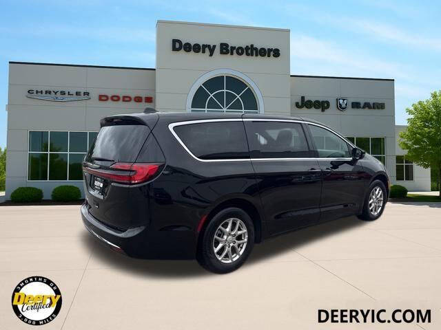2025 Chrysler Pacifica Select