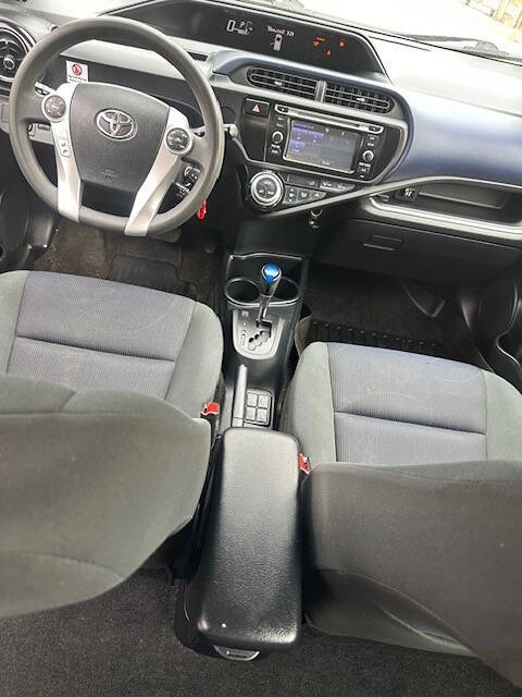 2016 Toyota Prius c Two photo 15