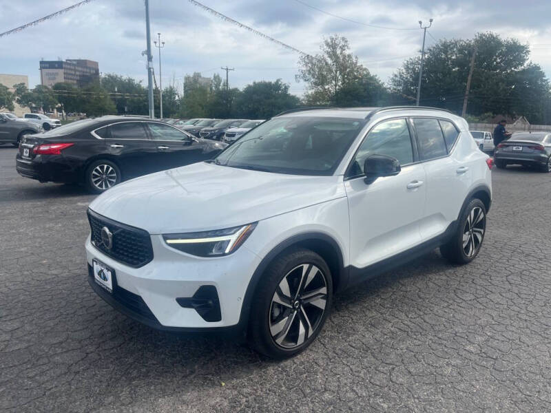 2024 Volvo XC40 B5 Plus Dark Theme