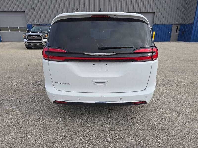 2025 Chrysler Pacifica Select
