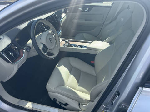 2022 Volvo S60 B5 Momentum